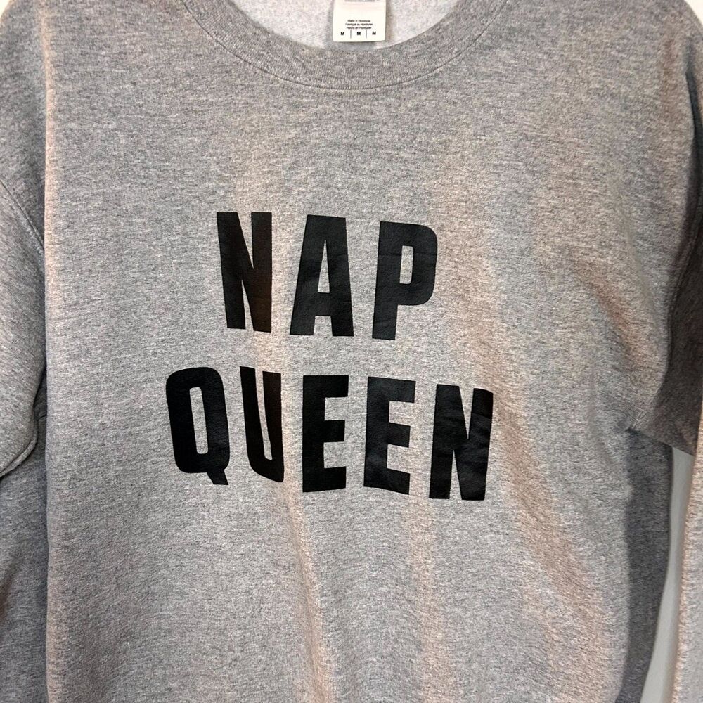 Gildan Heavy Blend Sweatshirt Womens M Gray Nap Queen Graphic Fleece Streetwear - Picture 4 of 8